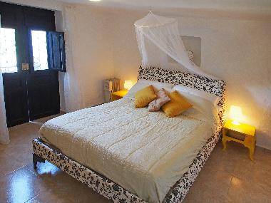 Lemon suite bedroom