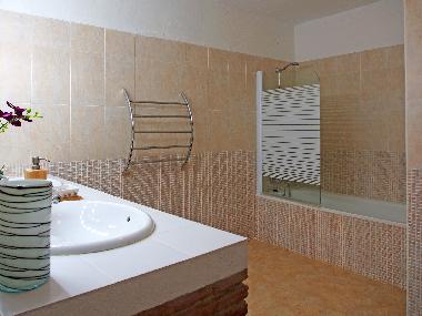 Orange suite bathroom, shower over bath