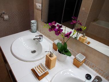 Orange suite bathroom