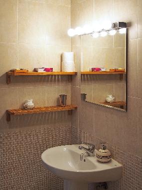 Olive suite bathroom