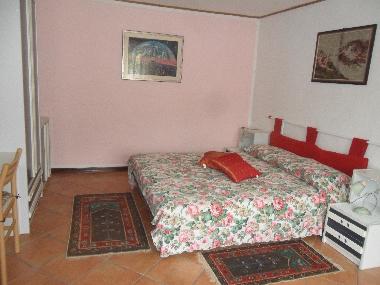 bedroom with doublebed and cot