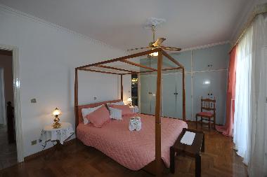 MASTER : KING SIZE BED