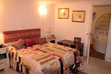 double bedroom with en-suite bathroom