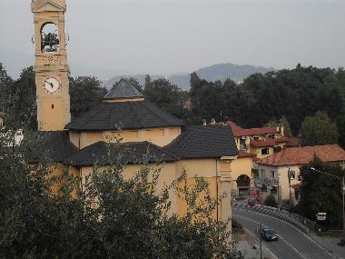 Lesa _ilporticciolo: Solcio Chiesa di San Rocco, sullo sfondo il complesso residenziale, la fermata 