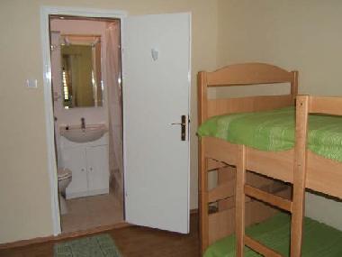 2 bunk beds (4 beds) with private bathroom.