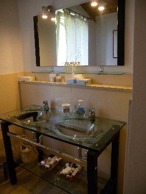 WEST APARTMENT BATHROOM