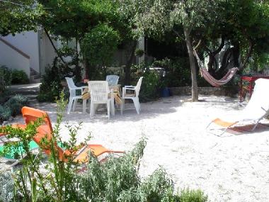 Garden with parking