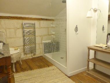 ENSUITE BATHROOM FOR FAMILY ROOM TOP APARTMENT