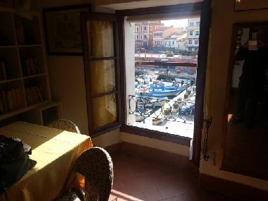 close the room window