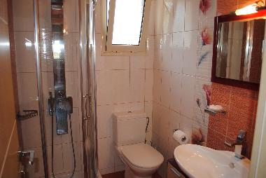 Full bathroom with hydromassage column