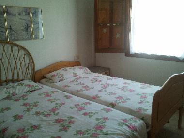 Bed room with twin bed 