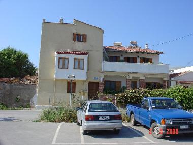 EXTERNAL VIEW OF THE HOUSE - PARKING SPACE