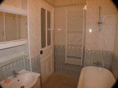 photo 2 of bathroom with bath , wash basin, toilet and bide