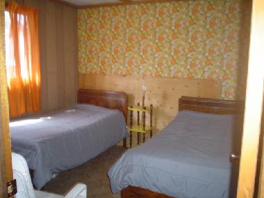 Bedroom 2 with twin beds 