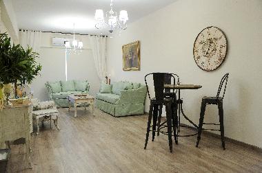 The living area with bar and TV 