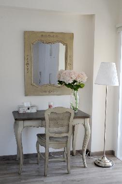The Chateau Room / dressing table r