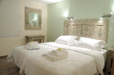 The Green Room with 2 single beds 90x200