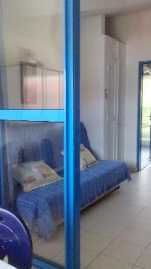 Main room and double glazed door for air conditionning