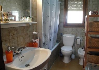 bathroom with tub