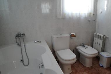 2 bathroom with tub