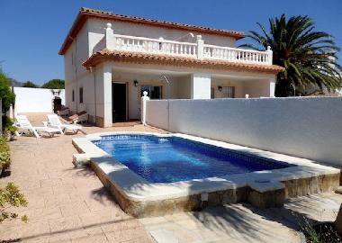 private swimming pool, barbecue and sunbeds of left house