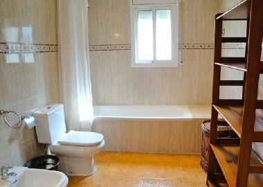 bathroom with tub