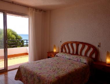 bedroom with double bed and issue to the terrace