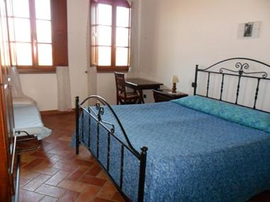 Bedroom: double bed + single bed