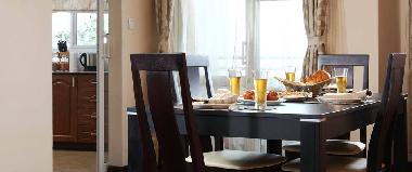 Comfortable Dining for Family and Friends