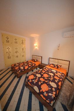 sleeping-room with two confortable queen-size-beds
