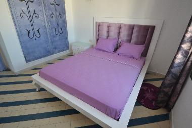 sleeping-room with confortable king-size-bed