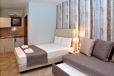 3 - 4 bed studio on the groundfloor