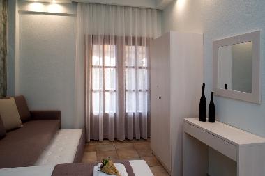 3 - 4 bed studio on the first floor