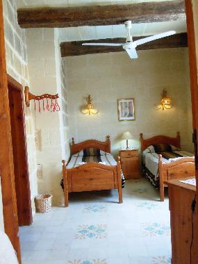 BALLUTA holiday house twin bedroom with ceiling fan