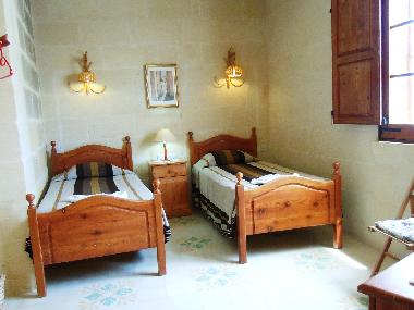 BALLUTA holiday house twin bedroom with en suite bathroom