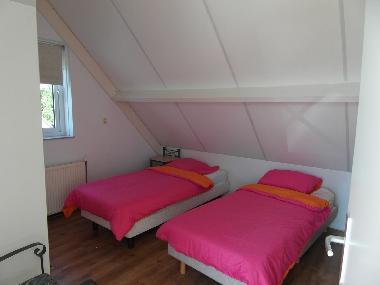 2 twin bedroom