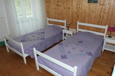  twin-bedded room  