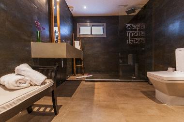 One of 8 ensuite bathrooms (1 per bedroom, plus fitness room & study)