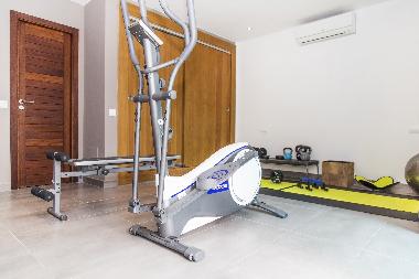 Fitness room with ensuite bathroom, TV & music-system
