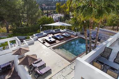 Villa spilt on many levels, nestled into the hills with breathtaking surrounds