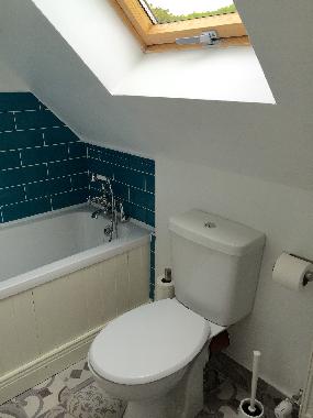 Casa Ceoil - upstairs bathroom with small bathtub, appropriate for children.