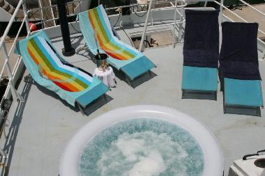 Relax in jacuzzi on aftdeck