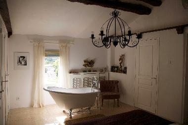 Master bedroom, unfortunately the bath tub is out of order.