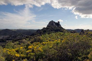 The old ruin of a castle watching over Vailhan