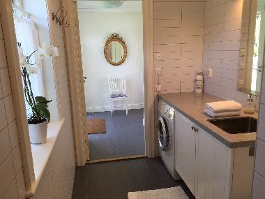 Bathroom with floor heating, WC, shower and stone top