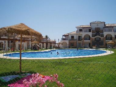 OUTDOOR POOL WITH KIDDIES POOL