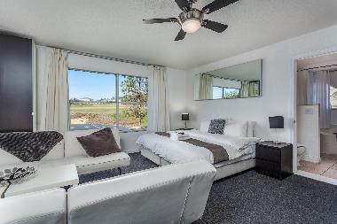 Bed room with 1 king bed or 2 twin beds