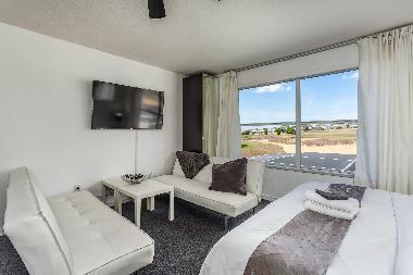 Bed room with 1 king bed or 2 twin beds