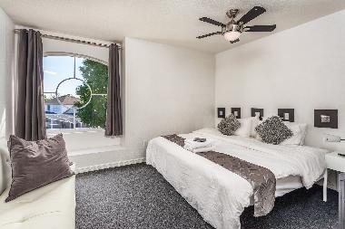 Bed room with 1 king bed or 2 twin beds