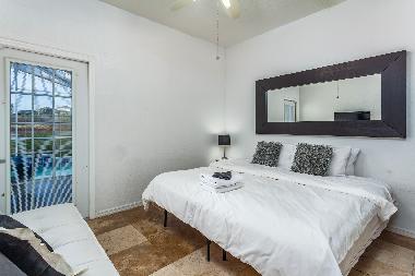 Bed room with 1 king bed or 2 twin beds